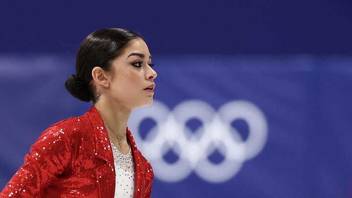 Стюарды осматривают баннеры болельщиков Петросян перед выступлением