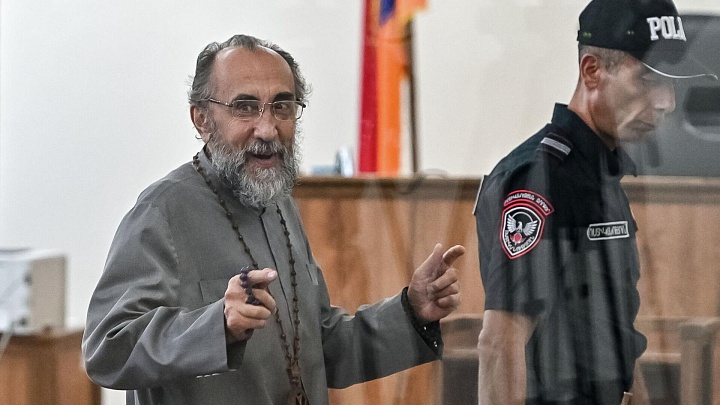 Суд признал архиепископа Аджапахяна виновным в призывах к захвату власти