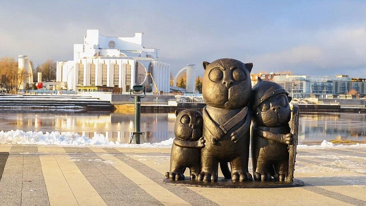 В Великом Новгороде появилась скульптура трех котов