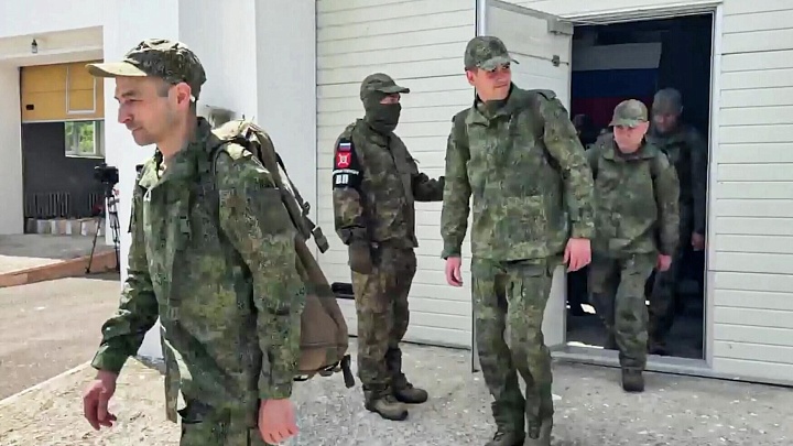 Освобожденный из плена российский боец признался, что испытывает огромное счастье